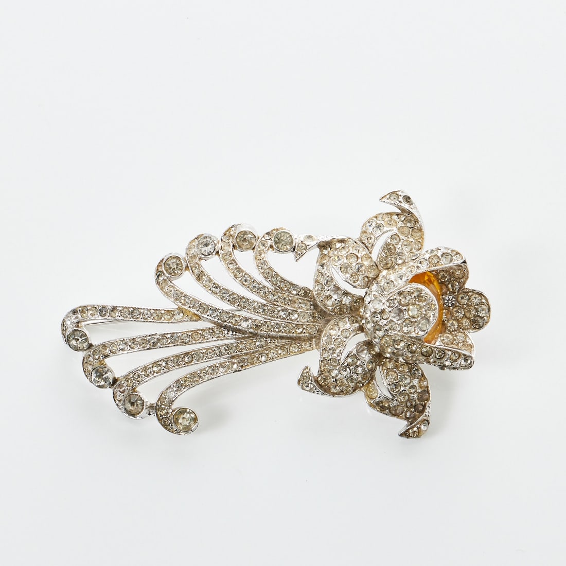 CORO - Vintage - Große Blüten-Brosche mit Straß und FAux-Citrin: CORO - Vintage - Große Blüten-Brosche mit Straß und FAux-CitrinCoro Jewelry, Cohn & Rosenberger, Inc., New York, USA. 1935-1940er Jahre. Metall, Gold-platiniert. Straß. Nadel. Ma&#