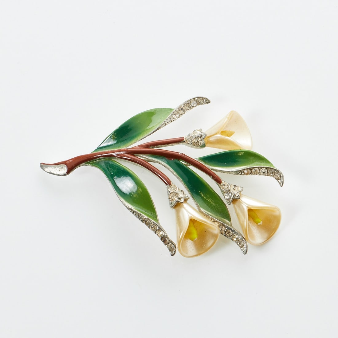 CORO - Vintage - “Calla Lily“ - Calla-Lilie-Brosche mit grünerr Emaille: CORO - Vintage - “Calla Lily“ - Calla-Lilie-Brosche mit grüner EmailleCoro Jewelry, Cohn & Rosenberger, Inc., New York, USA. Design: Gene Verrecchio, ca. 1941. Metall. Emaille, Stra&#