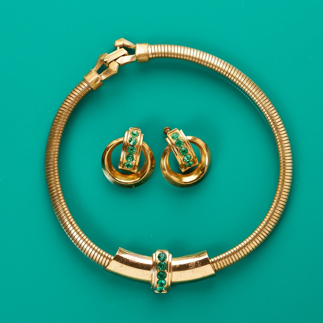 CORO - Vintage Papure (2 Teile): CORO - Vintage Papure (2 Teile)Collier und Paar Ohrclips Coro Jewelry, Cohn & Rosenberger, Inc., New York, USA. Um 1920-1948. Metall, Gold-platiniert. Straß. Collier 35 cm. B. 3 cm. Ohrclips: 3 x