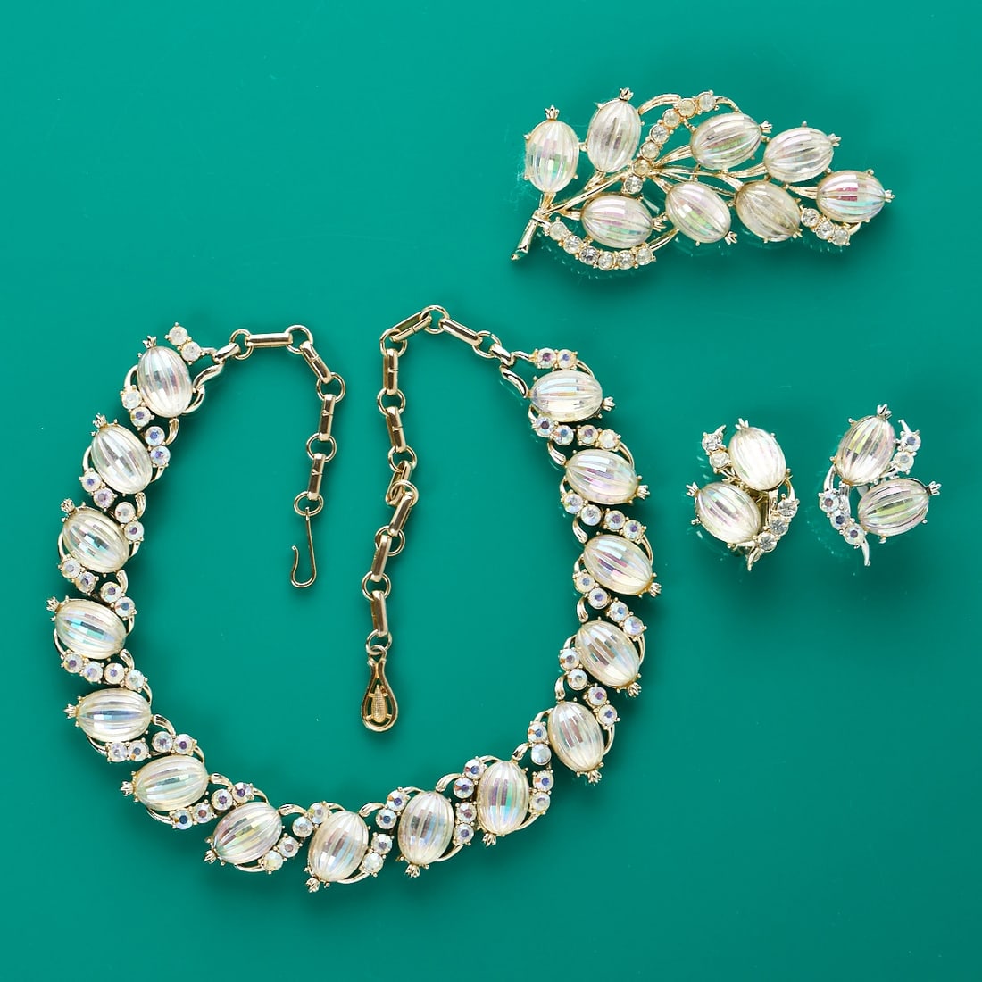 CORO - Vintage Papure (3 Teile): CORO - Vintage Papure (3 Teile)Collier, Brosche und Paar Ohrclips Coro Jewelry, Cohn & Rosenberger, Inc., New York, USA. 1950er - 1960er Jahre. Metall, Gold-platiniert. Straß. Collier 41 cm. B. 1