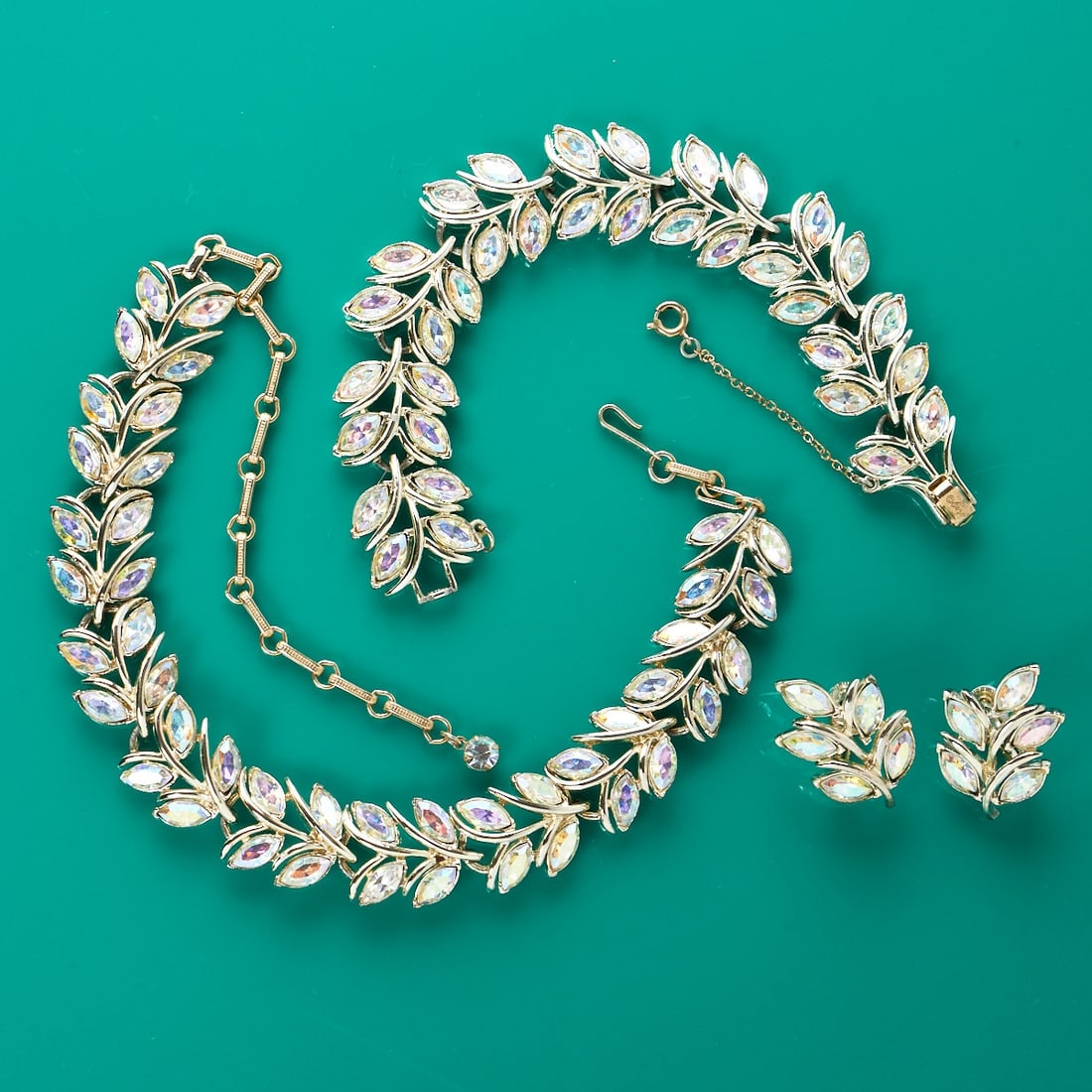 CORO - Vintage Papure (3 Teile): CORO - Vintage Papure (3 Teile)Collier, Armband und Paar Ohrclips Coro Jewelry, Cohn & Rosenberger, Inc., New York, USA. 1950er - 1960er Jahre. Metall, Weißgold-platiniert. Straß. Collier 44