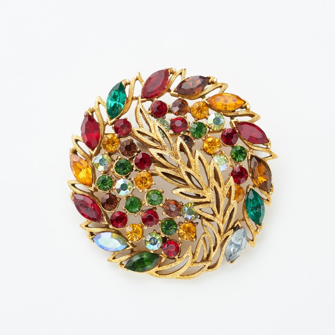 CORO - Vintage - Runde Blütenbrosche mit Straß: CORO - Vintage - Runde Blütenbrosche mit StraßCoro Jewelry, Cohn & Rosenberger, Inc., New York, USA. Um 1960er. Metall, vergoldet. Straß. Nadel. D. 5,6 cm. Sign. und bez.: Coro Copywrit