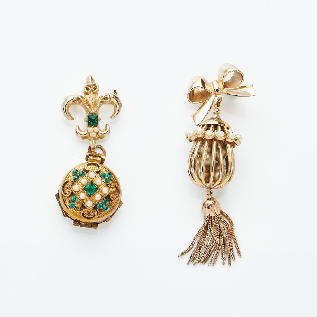 CORO - Vintage - Anhänger für vier Fotos und zweite Schleifenbrosche mit Perlen im Kä: CORO - Vintage - Anhänger für vier Fotos und zweite Schleifenbrosche mit Perlen im Käfig(2 Teile) Coro Jewelry, Cohn & Rosenberger, Inc., New York, USA. Um 1940 Jahre. Metall, Gold-plat