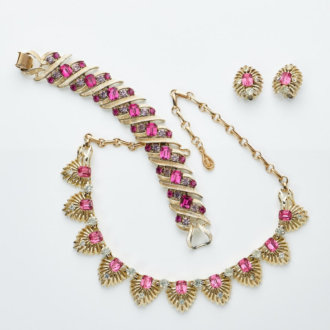 CORO - Vintage Papure in Pink (3 Teile): CORO - Vintage Papure in Pink (3 Teile)Collier, Armband und Paar Ohrclips Coro Jewelry, Cohn & Rosenberger, Inc., New York, USA. 1950er - 1960er Jahre. Metall, Gold-platiniert. Straß. Collier 44,