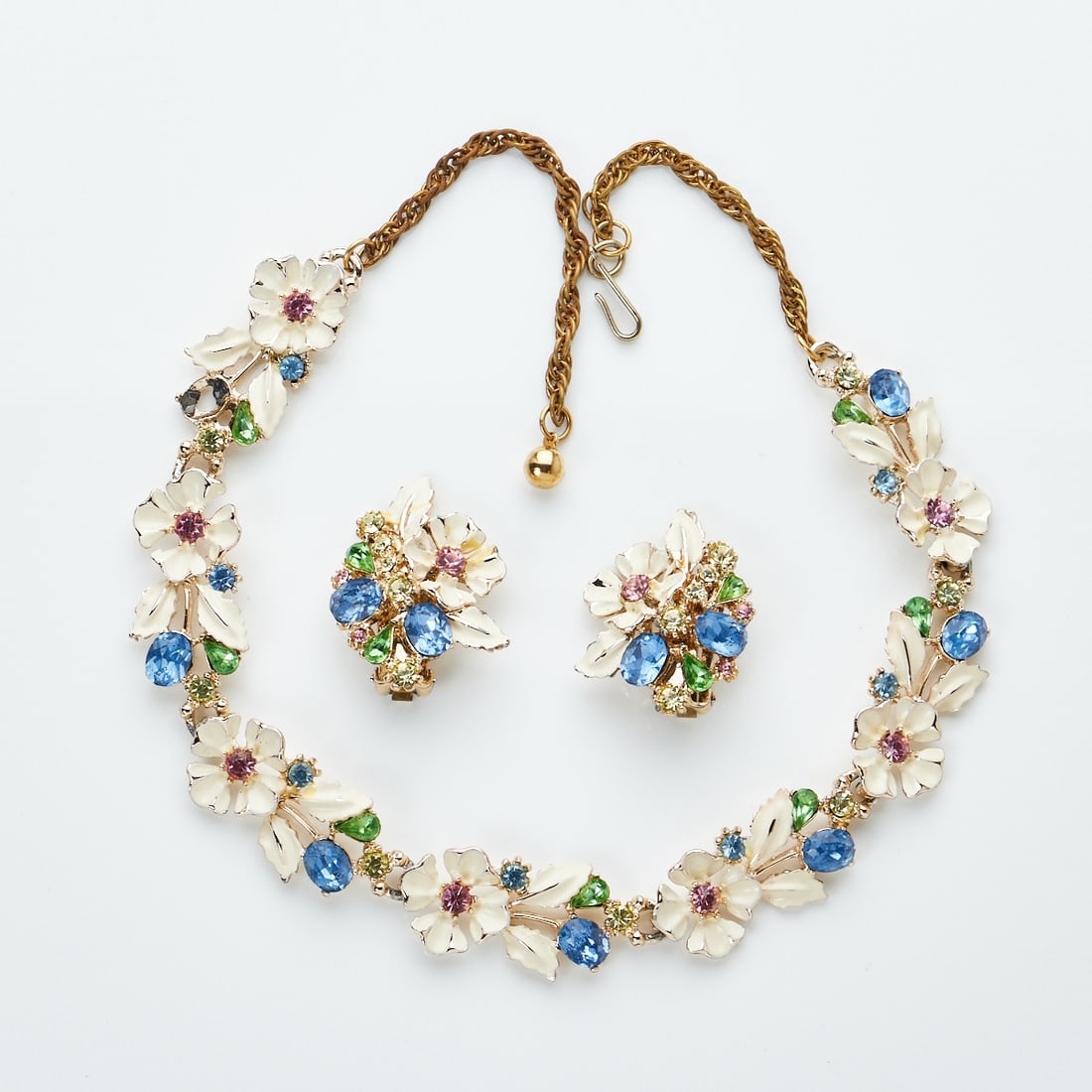 CORO - Vintage Schmuckset (2 Teile): CORO - Vintage Schmuckset (2 Teile)Collier und Paar Ohrclips Coro Jewelry, Cohn & Rosenberger, Inc., New York, USA. 1950er - 1960er Jahre. Metall, Gold-platiniert. Emaille. Straß. Collier max. 41