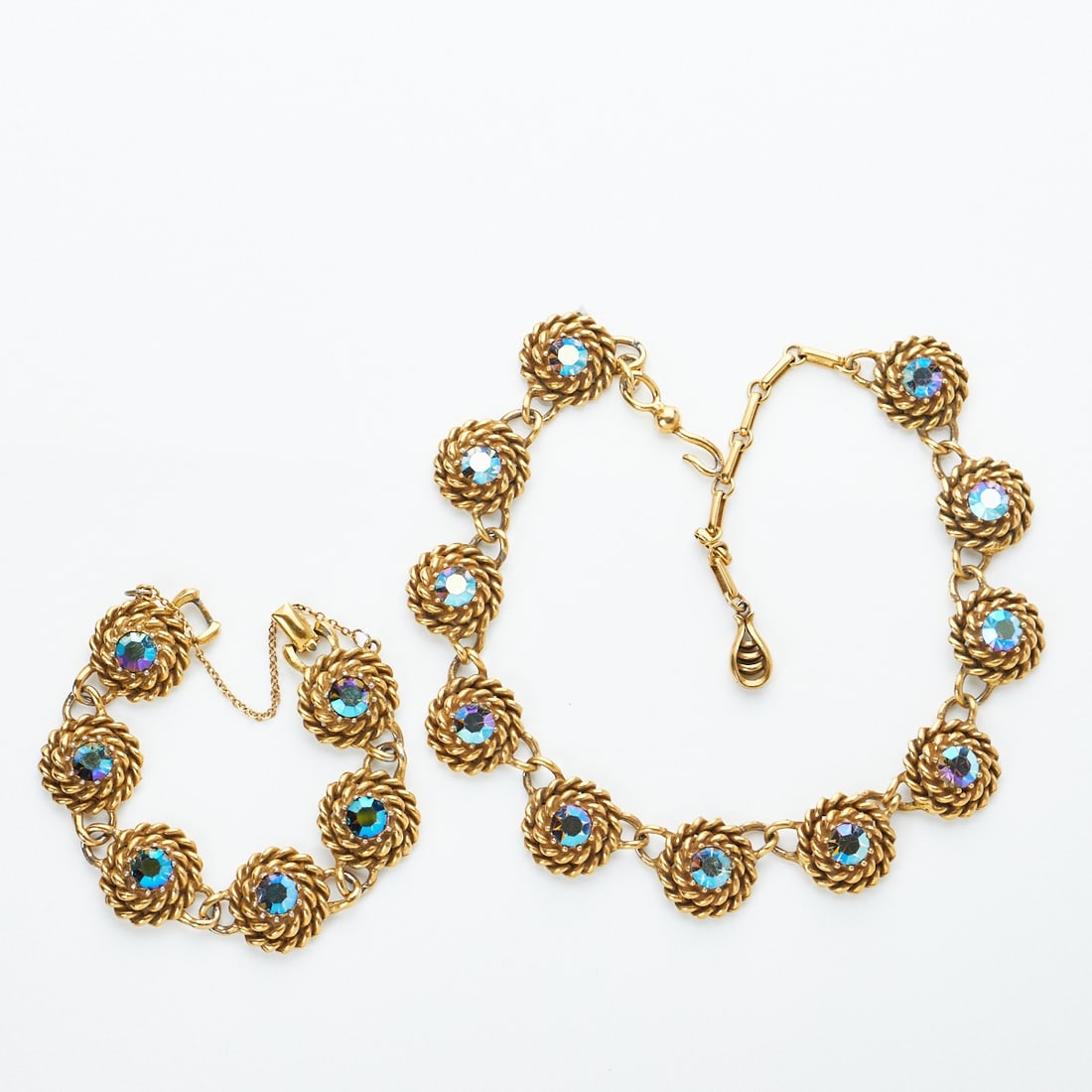 CORO - Vintage Set (2 Teile): CORO - Vintage Set (2 Teile)Collier und Armband Coro Jewelry, Cohn & Rosenberger, Inc., New York, USA. 1950er - 1960er Jahre. Metall, Gold-platiniert. Straß. Collier max. 42 cm. B. 2 cm. Armband: