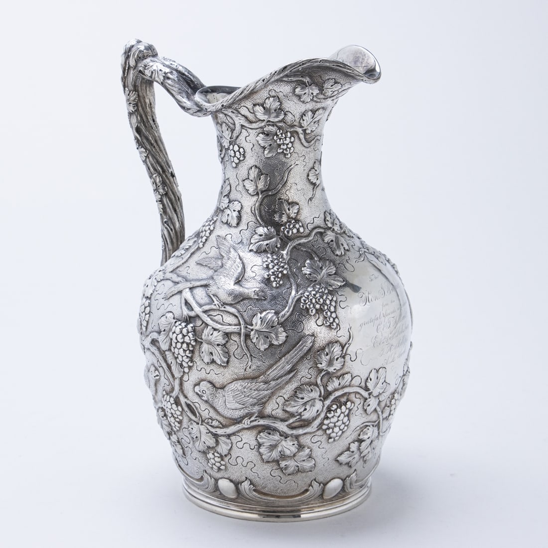 Weinkrug: WeinkrugJones, Ball & Poor/Boston/USA. Silber. Punzen: Herst.-Marke, Pure Coin. H. 28,5 cm. Gew.: 970 g. Inschrift.