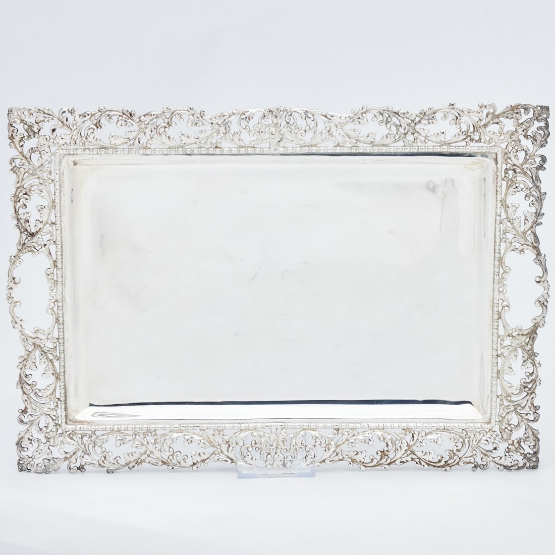 Henkeltablett im Rokoko Stil: Henkeltablett im Rokoko Stil 800er Silber. Punzen: Herst.-Marke, 800. 1,7 x 42 x 28,5 cm. Gew.: 1100 g.