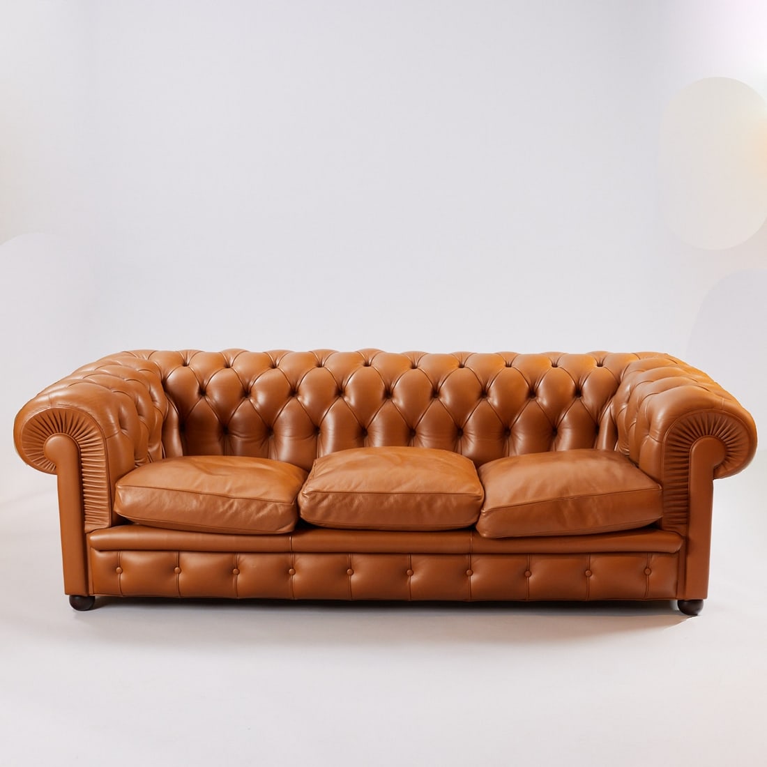 Chester Sofa: Chester SofaPoltrona Frau/Italien. Leder. 63 x 212 x 85 cm. Herstellermarke auf der Rueckseite. Best.