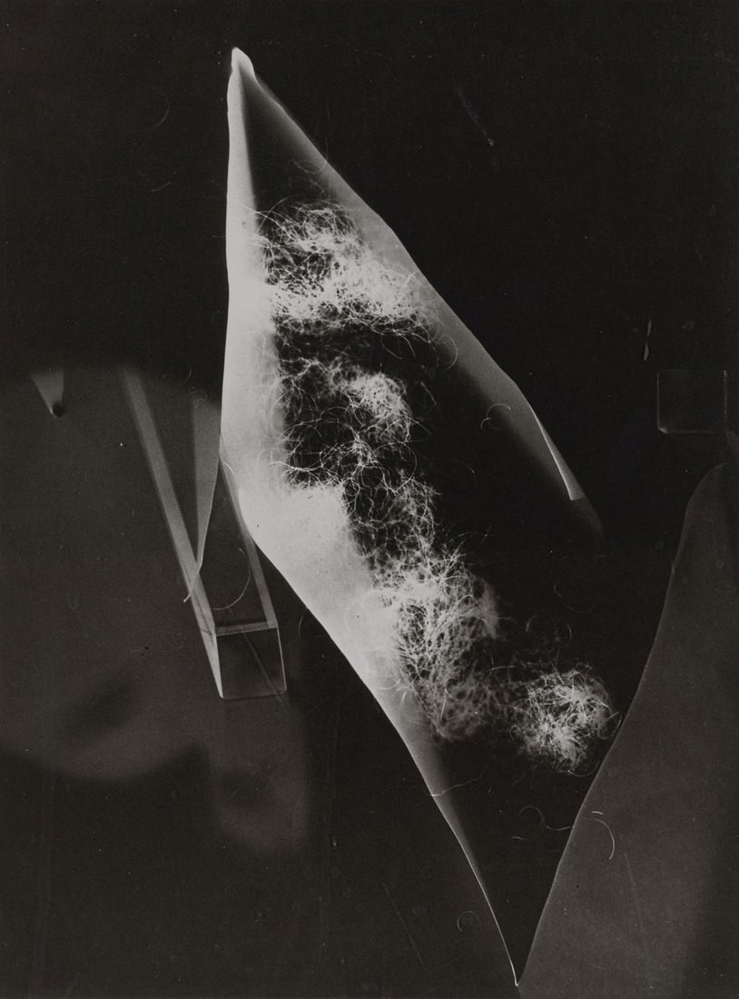 Man Ray: Man Ray1890 Philadelphia, Pennsylvania - 1976 Paris - "Rayograph" - (1923/80) Silbergelatineabzug/Papier. 23/50. 30 x 22,5 cm, 43,8 x 35 cm (Gesamtmass). Verso mit Stempel, numm. u. sign.: Juliet Man