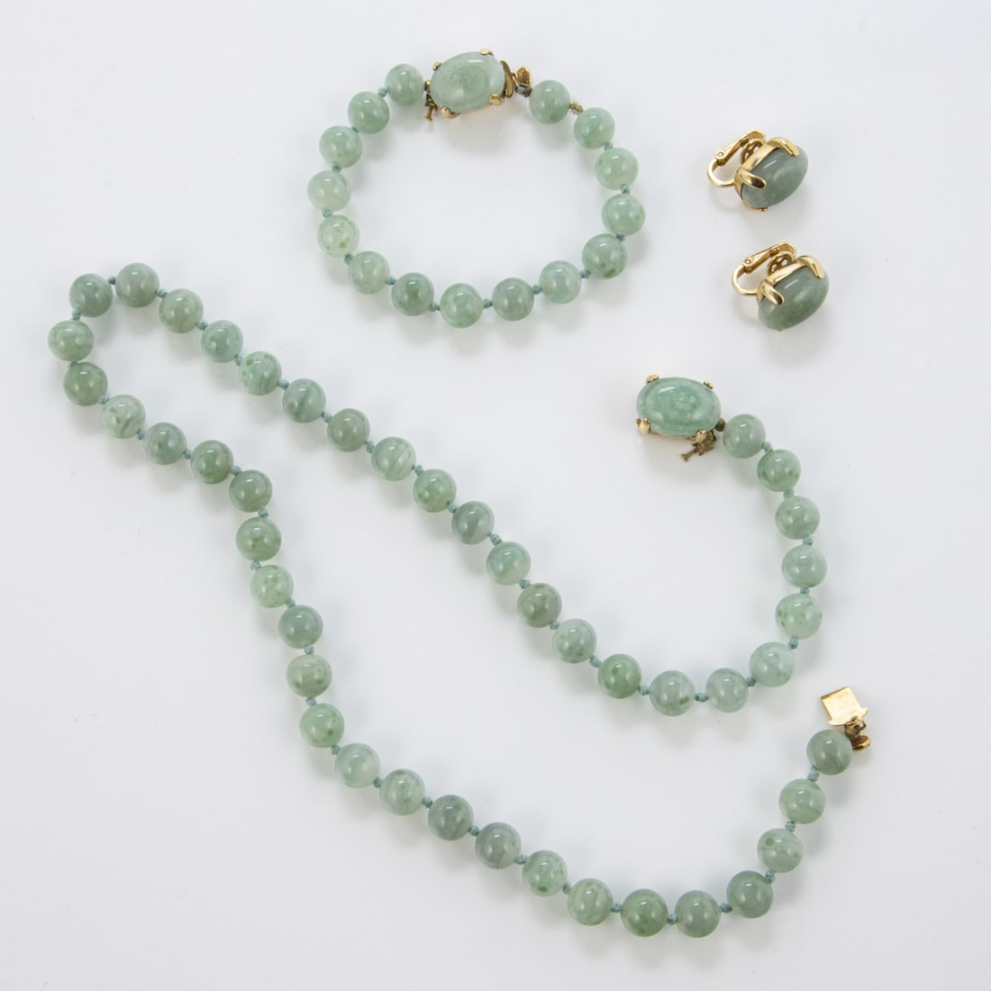 TRIFARI Alfred Philippe - Vintage Jadeperlen Schmuckset (3 Teile): TRIFARI Alfred Philippe - Vintage Jadeperlen Schmuckset (3 Teile)New York, um 1960 - 1980. Halskette, Armband und Paar Ohrclips. Metall, goldfarben mit Faux-Jadeperlen-Optik. Halskette-L.: 54 cm, B. c