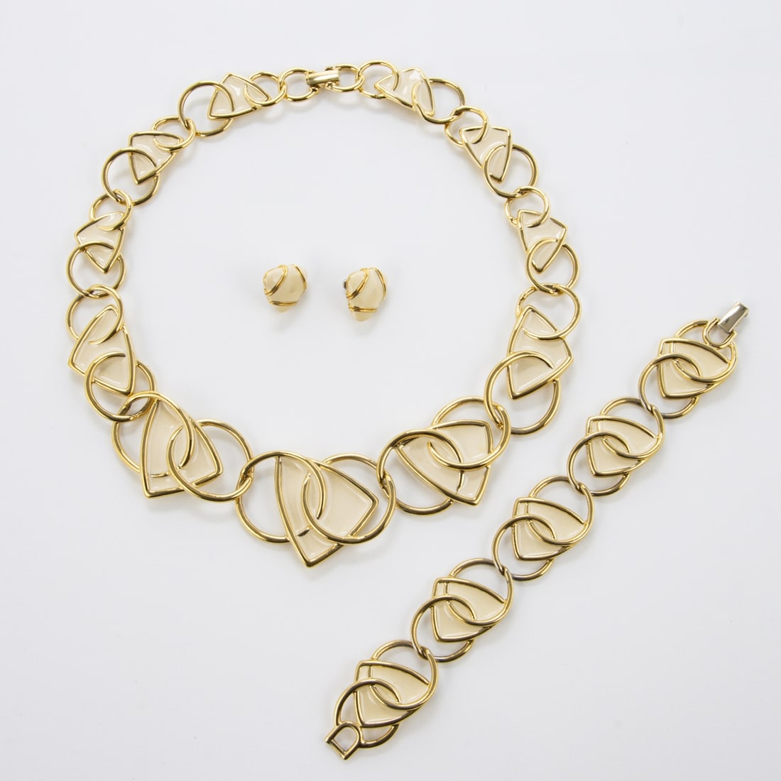 TRIFARI Kunio Matsumoto - Goldfarbenes abstraktes Schmuckset (3 Teile): TRIFARI Kunio Matsumoto - Goldfarbenes abstraktes Schmuckset (3 Teile)New York, um 1970. Metall, goldfarben mit Emaille, signiert: Kunio Matsumoto TRIFARI 3 Teile: Collier, Armband und dazu passendes