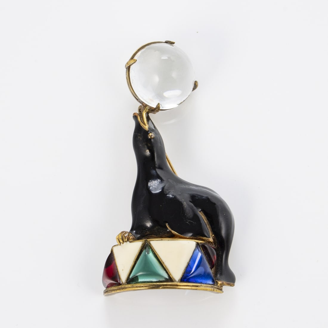 CORO CRAFT- Seltene Vintage Seehund-Brosche mit Jelly Belly Ball: CORO CRAFT- Seltene Vintage Seehund-Brosche mit Jelly Belly BallCoro Cohn & Rosenberger Jewelry, New York, USA. Ca. 1940er Jahre. Metall, goldfarben, Emaille, Jelly Belly Ball, blaue, rote und gruene