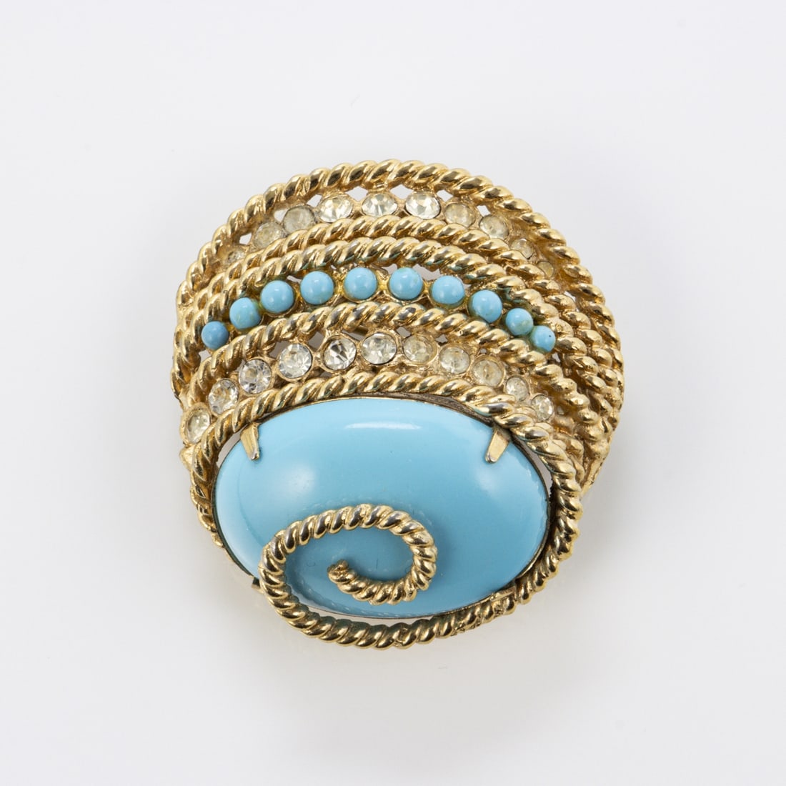 COROCRAFT - Elegante Vintage Muschel-Brosche: COROCRAFT - Elegante Vintage Muschel-BroscheCoro Cohn & Rosenberger Jewelry, New York, USA. Ca. 1950er Jahre. Metall, goldfarben, klare Kristall-Strasssteine, Faux-Tuerkis-Cabochon. Nadel mit Sicherhe