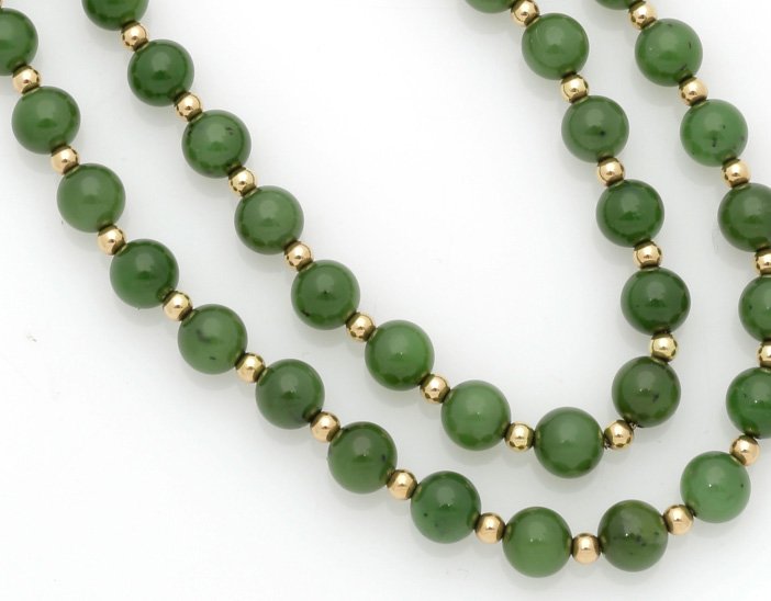 Jade-Perlenkette mit goldenen Zwischenstücken 750e: Jade-Perlenkette mit goldenen Zwischenstücken 750er GG, gestemp. 80 Jade-Perlen (D. 0,8 cm). L. 92 cm. B. 0,8 cm. Karabinerhaken. Gew.: 80,1 g.