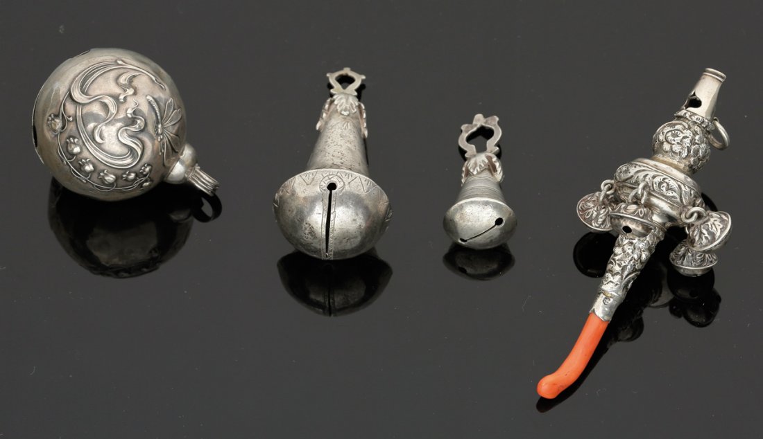 Kinderrassel mit Koralle Birmingham/England, wohl um 18: Kinderrassel mit Koralle Birmingham/England, wohl um 1830. 925er Silber. Punzen: Herst.-Marke, Stadt- und Feingehaltsstempel, Jahresbuchstabe. L. 10 cm. Gew.: 24 g. Drei Kinderrasseln beigegeben. Kl. 