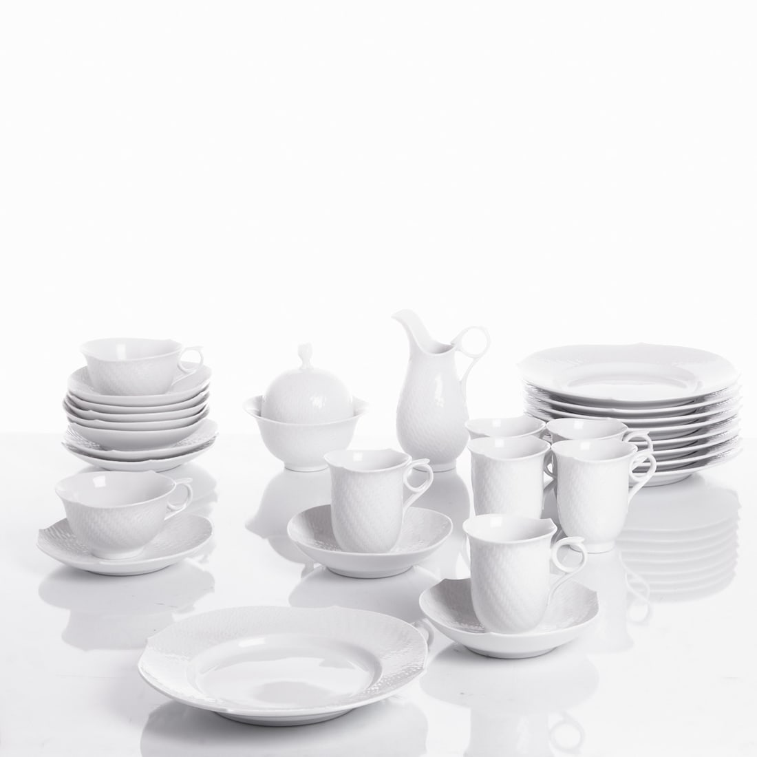 9 Dinner Plates / 14-piece Coffee Service for 6 Persons and 2 Teacups - Wave Play. Meissen 1999,: 9 dinner plates / 14-piece coffee service for 6 persons and 2 teacups - Wave Play State Porcelain Manufactory, Meissen. White porcelain, glazed. Blue crossed swords mark underglaze. Underglaze blue ma