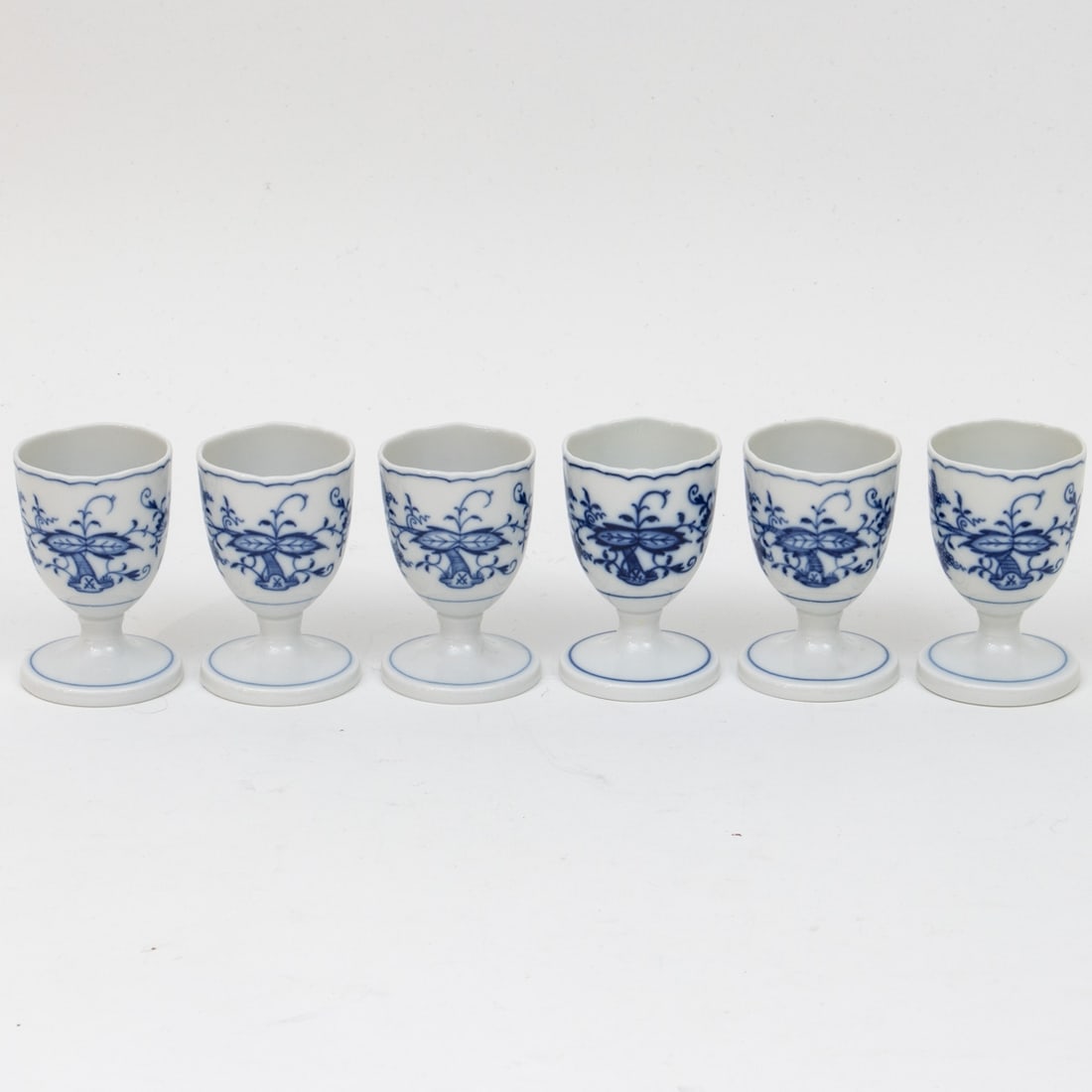 6 Egg Cups - Blue Onion Pattern. Meissen 1985-1986.: 6 Egg Cups - Blue Onion Pattern State Porcelain Manufactory, Meissen 1985-1986. Porcelain, white, glazed. Painted blue underglaze. Blue sword mark underglaze. 1st choice. Impressed model no. 179, mode