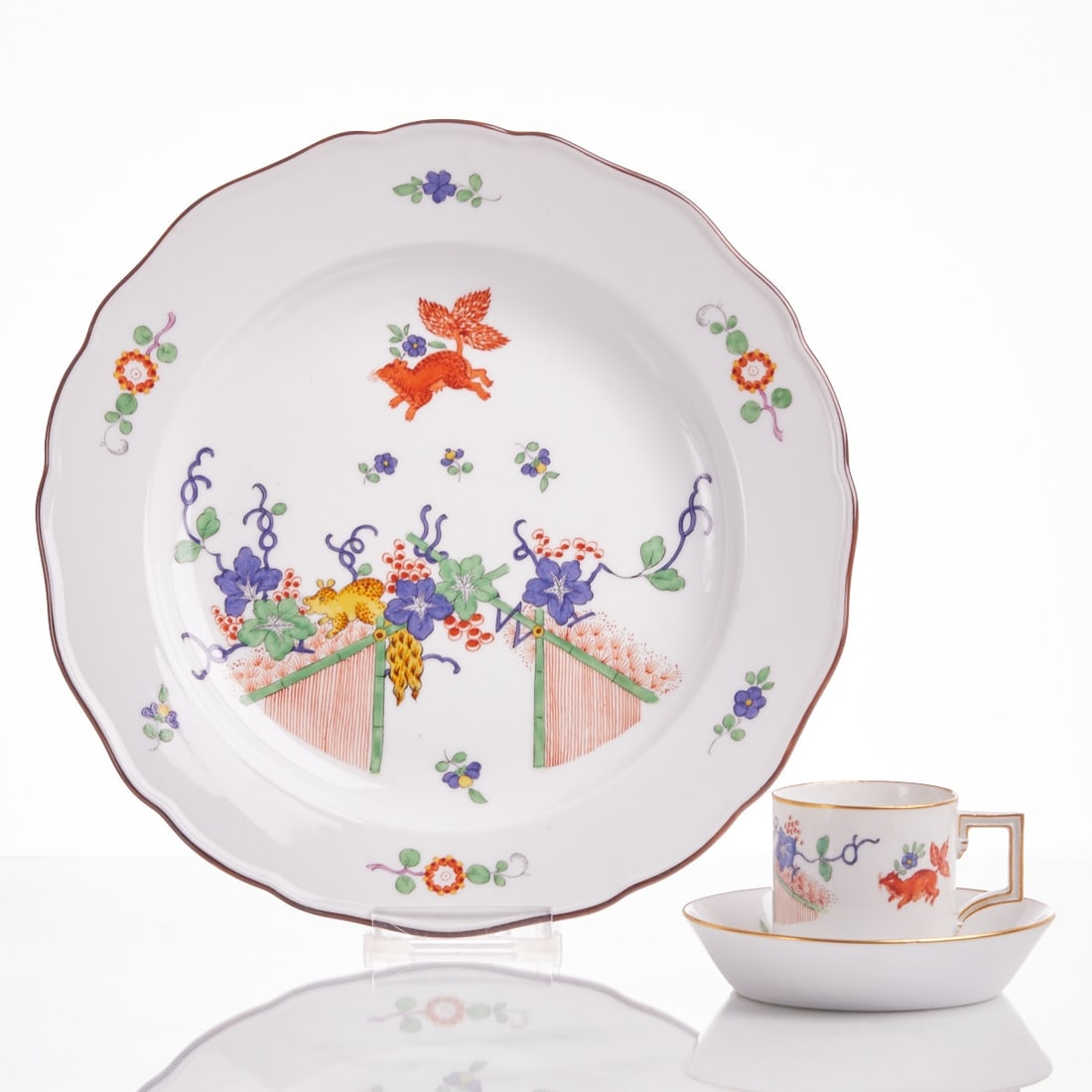 2-piece cup and dinner plate - Flying Fox. Meissen 1924-1934 and 1935-1947.: 2-piece cup and dinner plate - Flying Fox State Porcelain Manufactory, Meissen 1924-1934 and 1935-1947. Porcelain, white, glazed. Copper-colored. Polychrome painted. Gold rim or brown rim. Blue sword