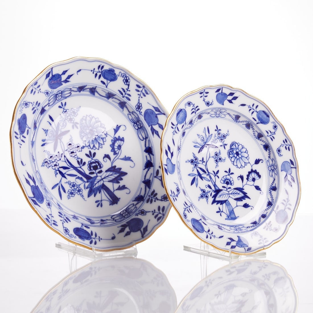 2 different dinner plates - Blue Onion pattern with gold rim. Meissen 1850-1888.: 2 different dinner plates - Blue Onion pattern with gold rim Royal Porcelain Manufactory, Meissen 1850-1888. Porcelain, white, glazed. Painted blue under the glaze. Gold rim. Blue crossed swords mark