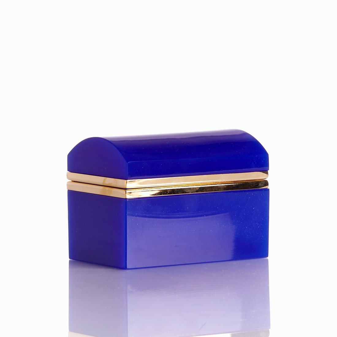 Tall rectangular box with round lid - Art Déco. France, circa 1935-1940.: Tall rectangular box with round lid - Art Déco France, circa 1935-1940. Thick-walled, dark blue opal glass, cut and polished. Brass mounting with hinge. H. 10 cm, 8.5 x 13.5 cm.