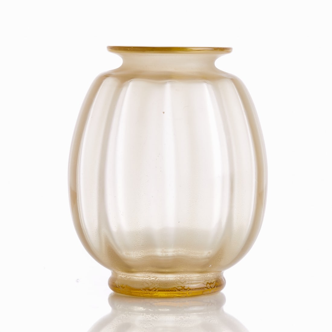 Vase. Andries Dirk Copier, Leerdam 1928. Vase Andries Dirk Copier, Leerdam 1928. Yellow glass, opt: Vase. Andries Dirk Copier, Leerdam 1928.Vase Andries Dirk Copier, Leerdam 1928. Yellow glass, optically ribbed. Bands in the lower section. Marked on the base: Leerdam SERICA COPIER 1928. H. 21.5 cm.