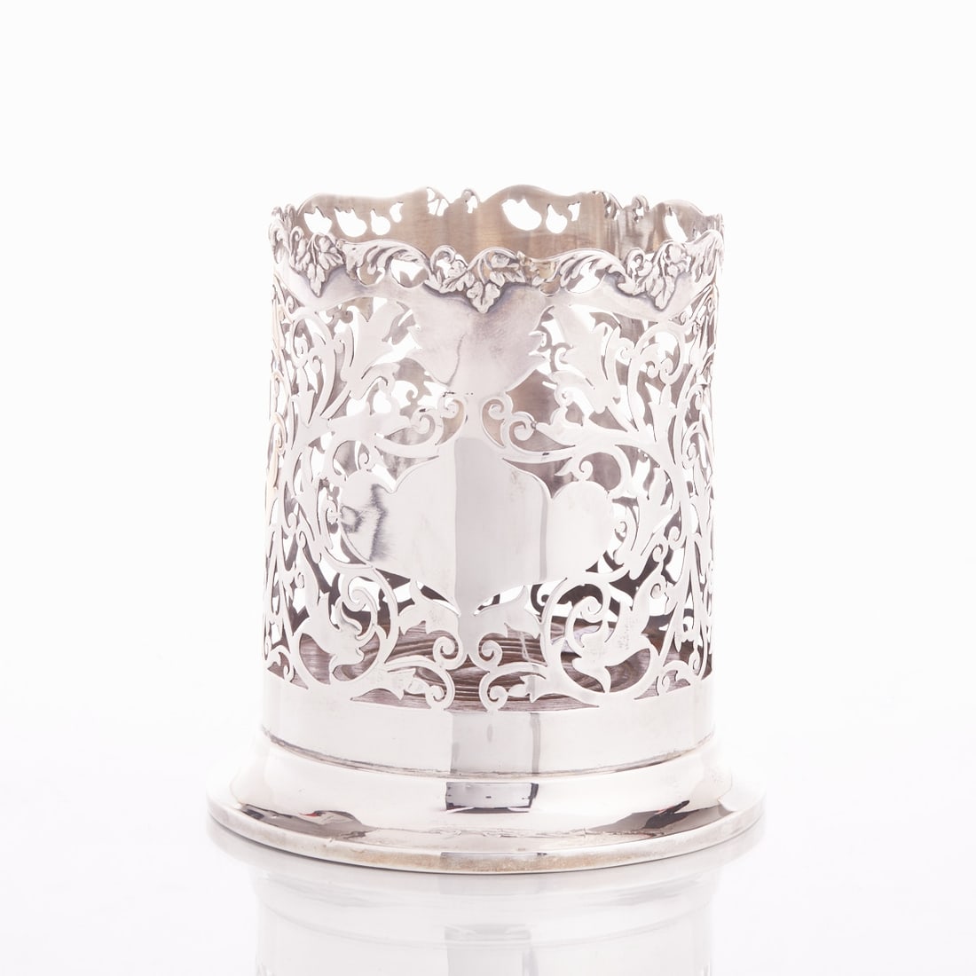 Bottle holder, so-called Coaster: Bottle holder, so-called Coaster John & William Deakin/Sheffield/England, circa 1904/05. 925 silver. Hallmarks: Maker's mark, city and fineness stamps, year stamp. H. 13.9 cm. Weight: 288 g.