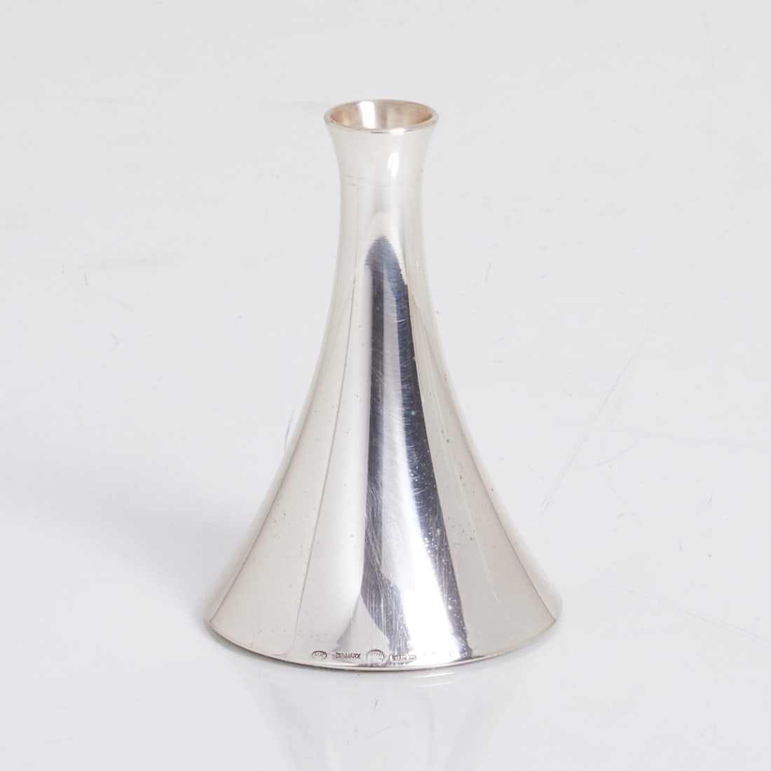 Mid-Century Table Bell: Mid-Century Table Bell Georg Jensen/Copenhagen/Denmark. Design: Henning Koppel. .925 silver. Hallmarks: Maker's mark, Sterling, designer's stamp. H. 9 cm. Weight: 120 g.