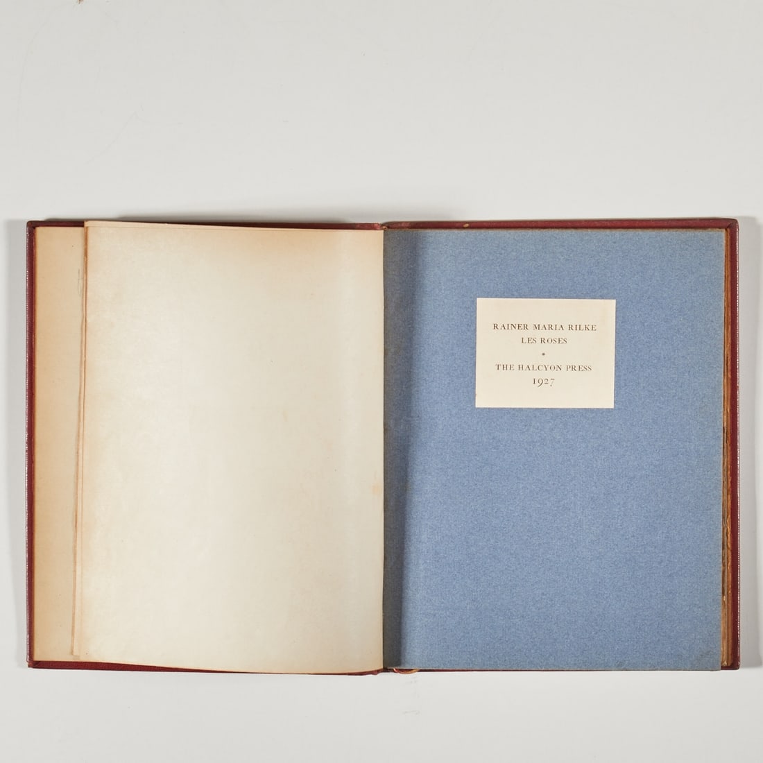 Rainer Maria Rilke: Rainer Maria Rilke - "Les Roses" - Bussum, Halcyon Press 1927. Numbered edition: 301/330. Red leather binding with floral decoration and gold-embossed spine, triple rough cut, marbled endpapers. 34 p.