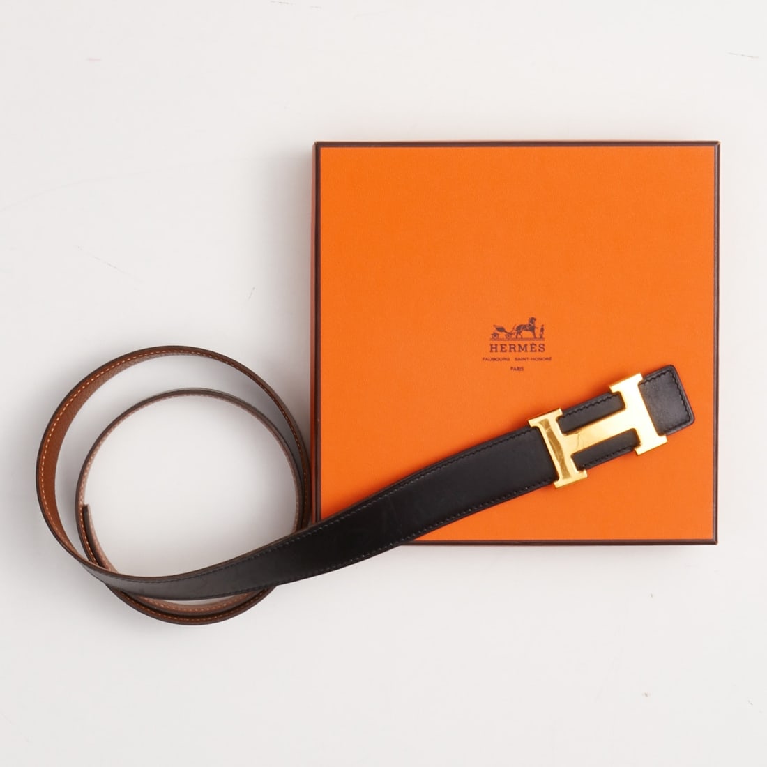 HERMÈS - Reversible Belt "Constance H": HERMÈS - Reversible Belt "Constance H" Hermès company, Paris. Smooth calfskin and Togo leather in camel. Gold-plated H-buckle. Dimensions: 3.8 x 6 cm. Belt L. 110 cm. Waist cir