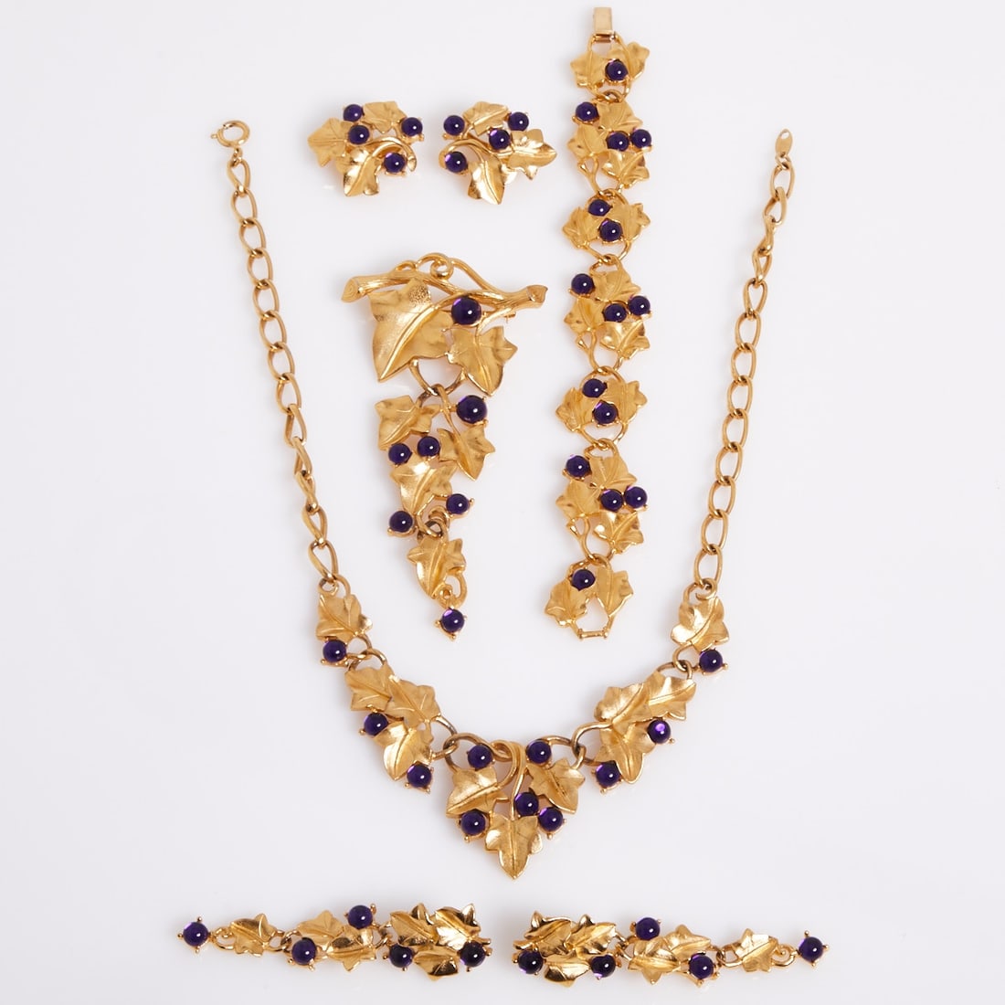 TRIFARI KUNIO MATSUMOTO - Gold-colored vintage parure with grape leaves (5 pieces): TRIFARI KUNIO MATSUMOTO - Gold-colored vintage parure with grape leaves (5 pieces) Necklace, bracelet, brooch, pair of ear clips and pair of earrings. Kunio Matsumoto for Trifari, New York; 1970s. Met