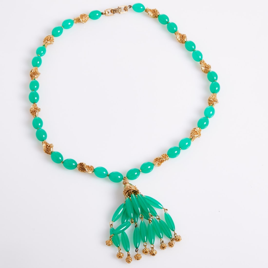 TRIFARI Alfred Philippe - Vintage Jade Bead Necklace: TRIFARI Alfred Philippe - Vintage Jade Bead Necklace Crown Trifari, New York, approx. 1953. Metal, gold-colored with faux-jade. Weight: 68 g. Dimensions: Necklace L. 58 cm. Pendant L. approx. 8 cm. Si