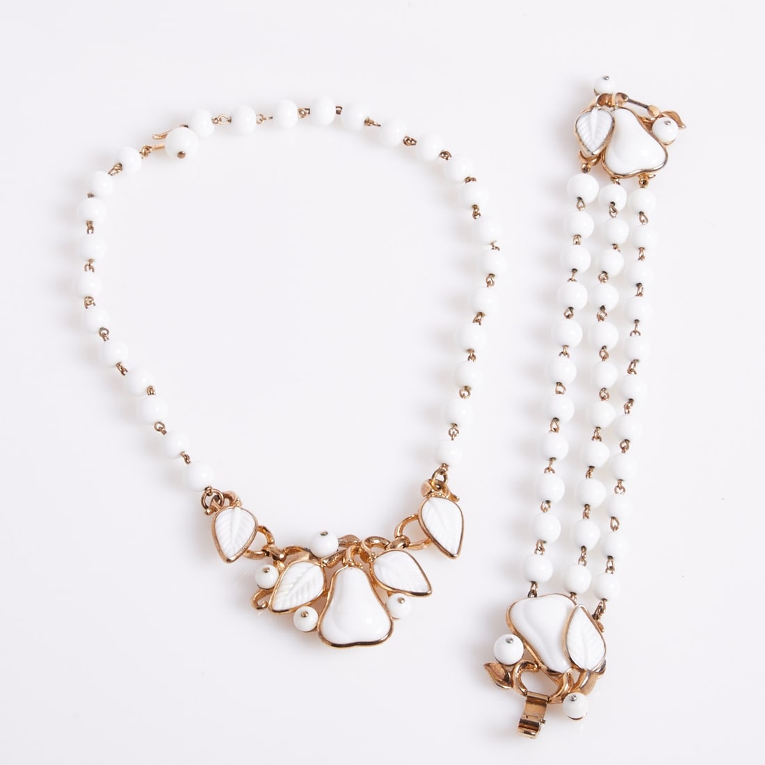 TRIFARI - Vintage "Fruit Salad" Parure with White Pears (2 pieces): TRIFARI - Vintage "Fruit Salad" Parure with white pears (2 pieces) Necklace and bracelet. Alfred Philippe Crown Trifari, New York; Circa 1954. Metal, gold-colored. White milk glass. Total weight: 84 g