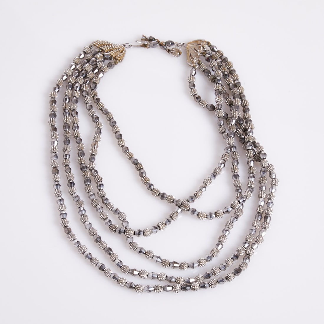 TRIFARI Alfred Philippe - Vintage Silver Pearl Necklace with 5 Strands: TRIFARI Alfred Philippe - Vintage Silver Pearl Necklace with 5 Strands Crown Trifari, New York, approx. 1950s. Elegant necklace made of silver-colored metal with five strands. Total weight: approx. 12