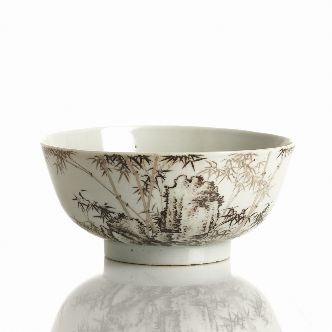 Grisaille/Mocai-painted bowl with bamboo motif: Grisaille/Mocai-painted bowl with bamboo motif China, probably early 20th century. Porcelain, glazed, painted in Mocai overglaze. H. 9.5 cm. Mouth D.: 14 cm. Bamboo motif. A poem with three red seals.