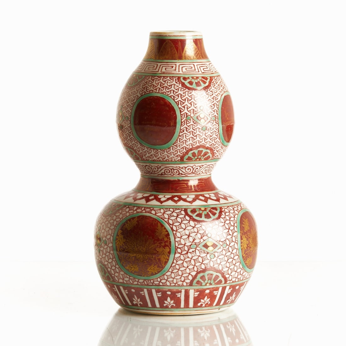 Famille-Verte Húlu Vase with Ming Mark: Famille-Verte Húlu Vase with Ming Mark China, probably 20th century. Porcelain, glazed. Red and turquoise painting. H. 20 cm. On the bottom, in two blue rings, with underglaze blue marks: "Da Ming Ji