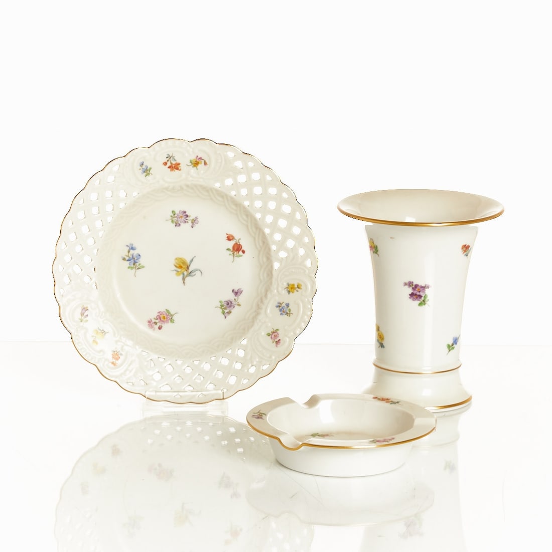 Beaker vase, pierced plate and ashtray - Scattered flowers, Meissen after 1980 (1 of 1)