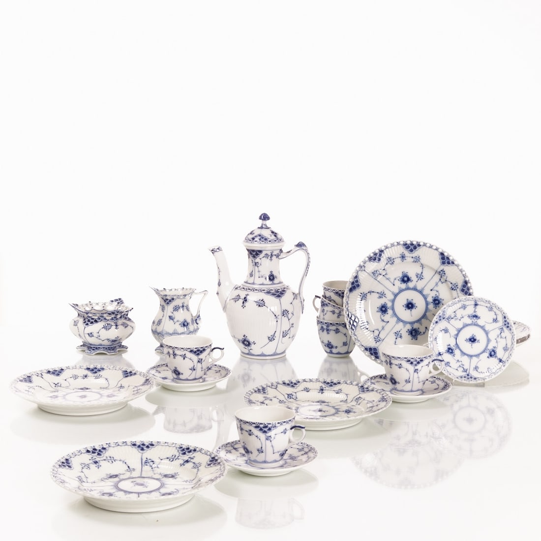 21-piece coffee service for 6 people - Musselmalet, full and half lace, Copenhagen 1889-1984 (1 of 1)