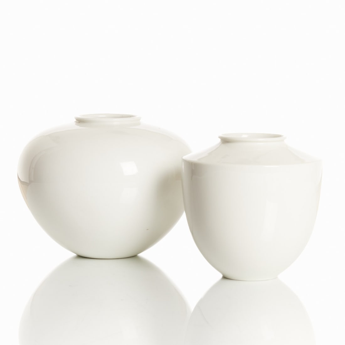 2 different vases - Trude Petri, KPM Berlin before 1945: 2 different vases - Trude Petri State Porcelain Manufactory (KPM), Berlin before 1945. White porcelain, glazed. Blue scepter mark under the glaze. One grinding line. Vase "Großer Bär" (Great Bear),