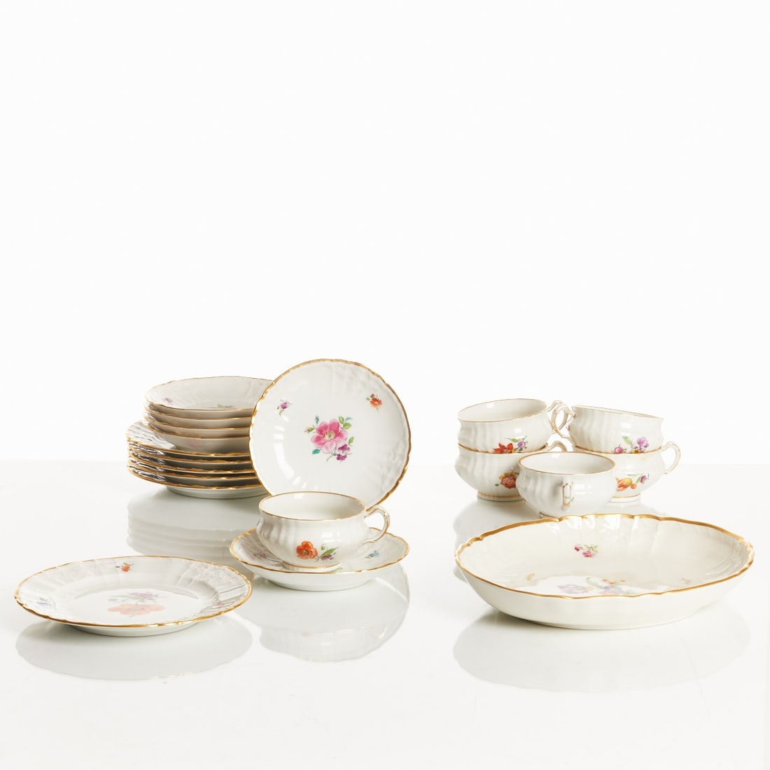 19 tea service pieces for 6 people - Rocaille: flower painting, KPM Berlin 1962-1992 (1 of 2)