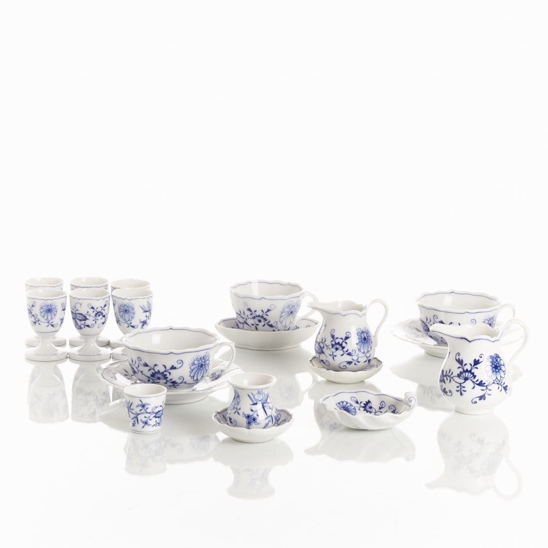 19 pieces Blue Onion New Cutout, Meissen 1850-1924 and 1956-1980 (1 of 2)
