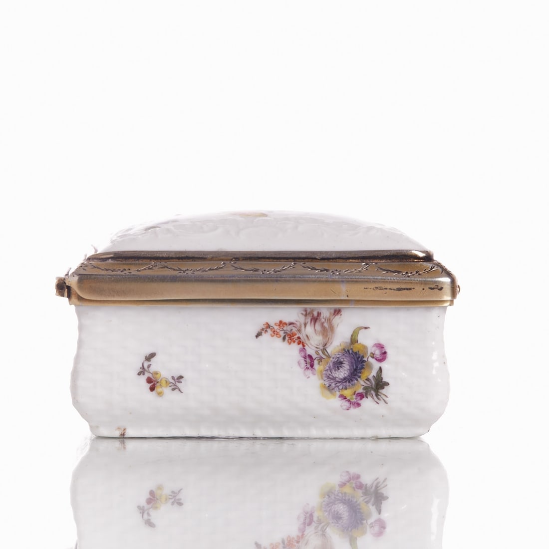 Snuff box with floral painting, probably Viennese Porcelain Manufactory, 18th/19th century. (1 of 4)