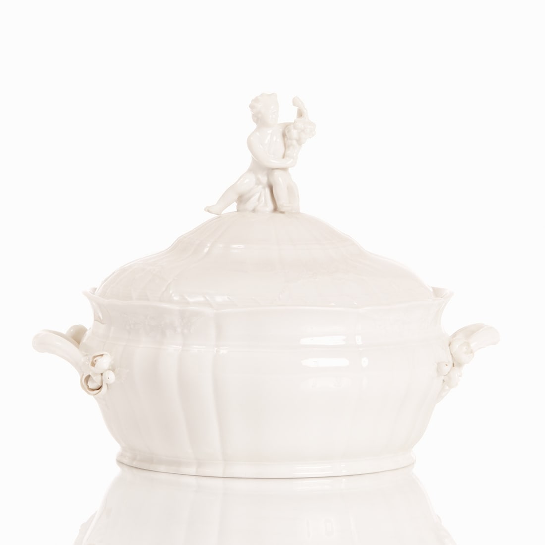 Ragout tureen - Rocaille, KPM Berlin 1962-1992: Ragout tureen - Rocaille State Porcelain Manufactory (KPM), Berlin 1962-1992. White porcelain, glazed. Form "Rocaille". Blue scepter mark under the glaze. One grinding line. Lid crowned by a