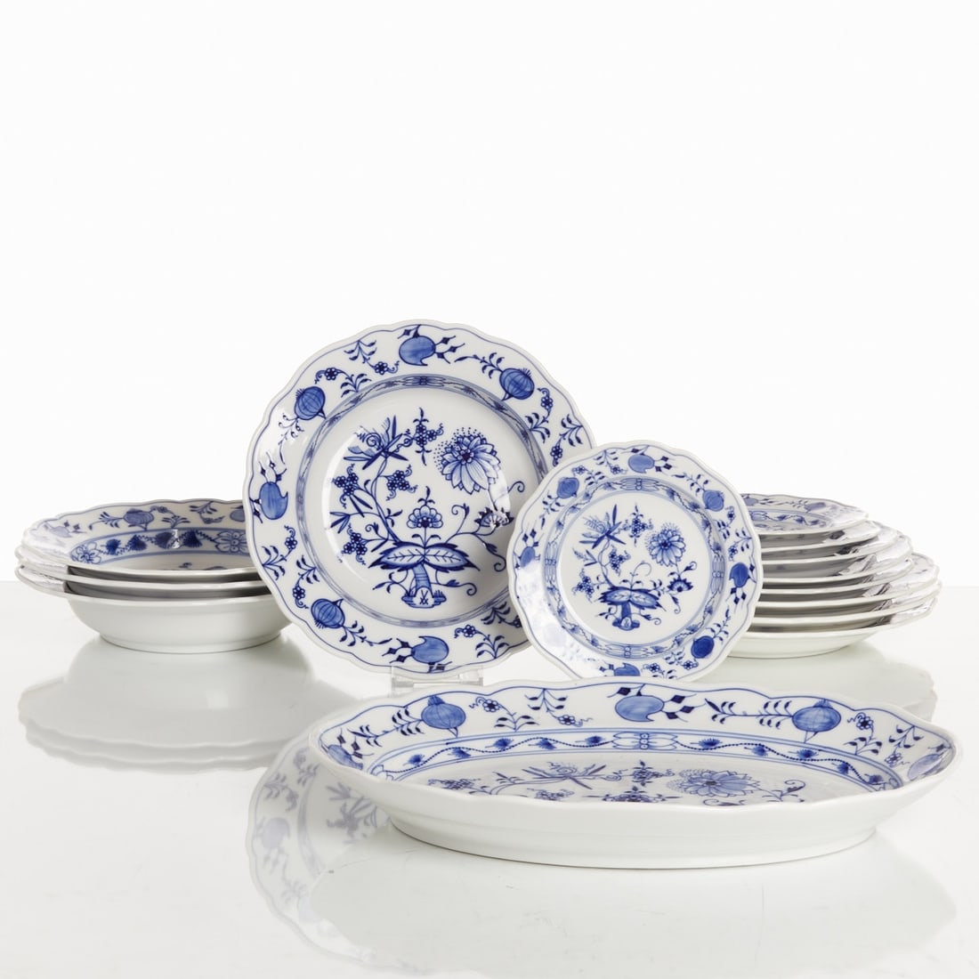 Oval plate and 13 plates - Blue Onion New Cutout, Meissen 1850-1924 and 1956-1986 (1 of 2)
