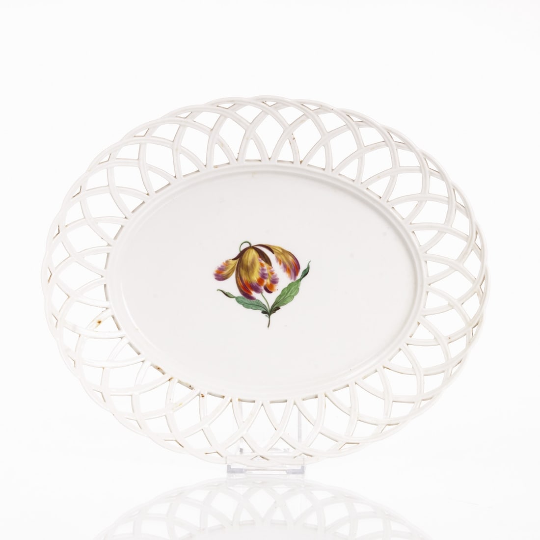 Oval openwork plate - Flower: Tulip. Nymphenburg from 1921.: Oval openwork plate - Flower: Tulip. State Porcelain Manufactory, Nymphenburg from 1921. Porcelain, white, glazed. Polychrome painted. Green lozenge shield mark with crown and Nymphenburg under the gl