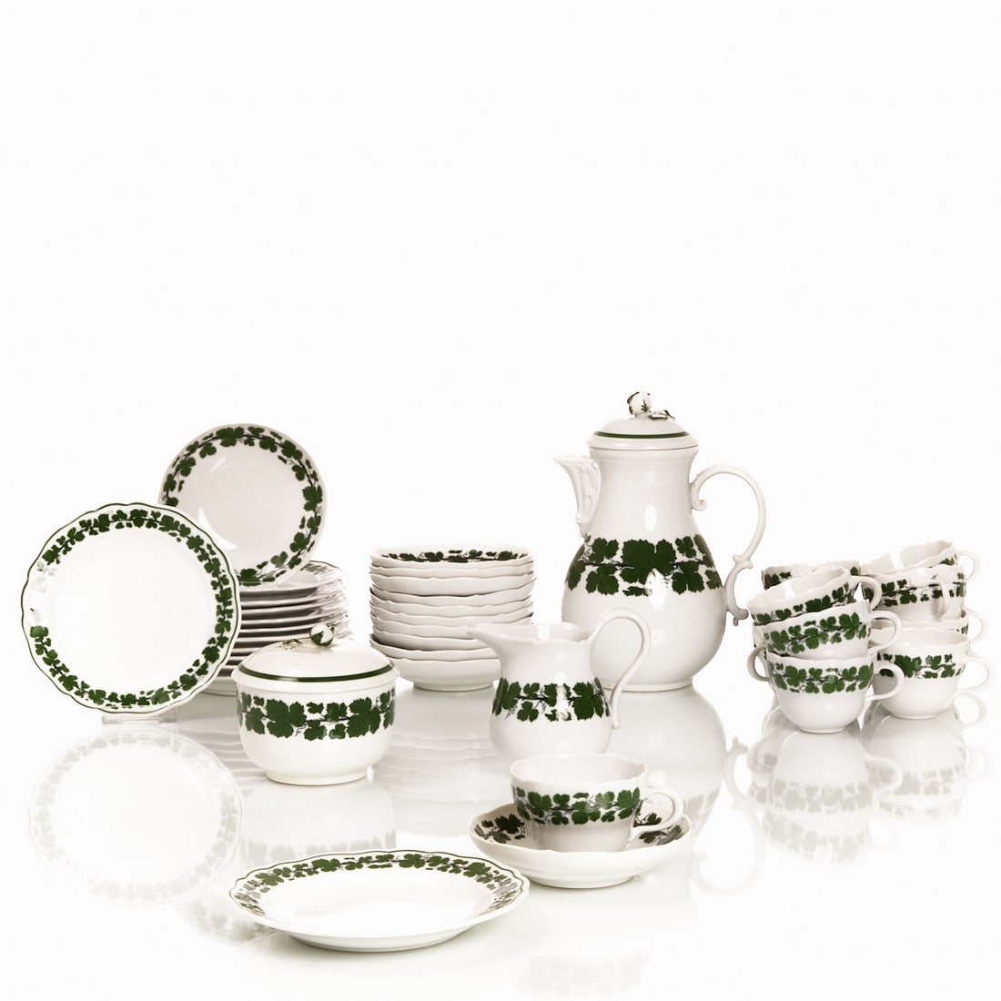 39-piece coffee service for 12 people - Full green vine wreath New Cut, Meissen 1850-1934 and after (1 of 2)