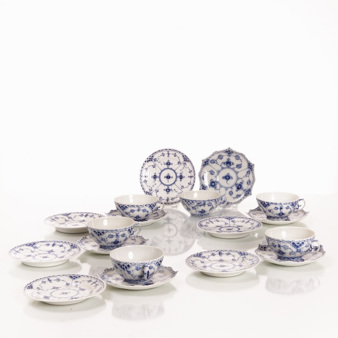6 teacups with 6 saucers and 6 dessert plates - Musselmalet, full and half lace, Copenhagen: 6 teacups with 6 saucers and 6 dessert plates - Musselmalet, full and half lace Royal Porcelain Manufactory, Copenhagen 1889-1984. Porcelain, white, glazed. Underglaze painted in cobalt blue. Ribbed w