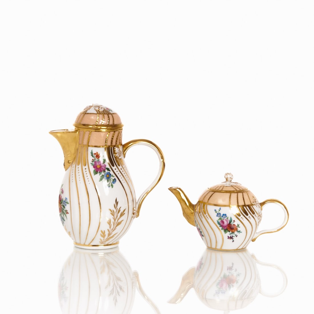 Small Coffee Pot and Small Teapot - Ozier Rim with Flower Painting, KPM Berlin 1870-1945: Small coffee pot and small teapot - Ozier rim with flower painting. Royal and State Porcelain Manufactory (KPM), Berlin 1870-1945. Porcelain, white, glazed. Polychrome and gold painted. Ozier rim. Gil