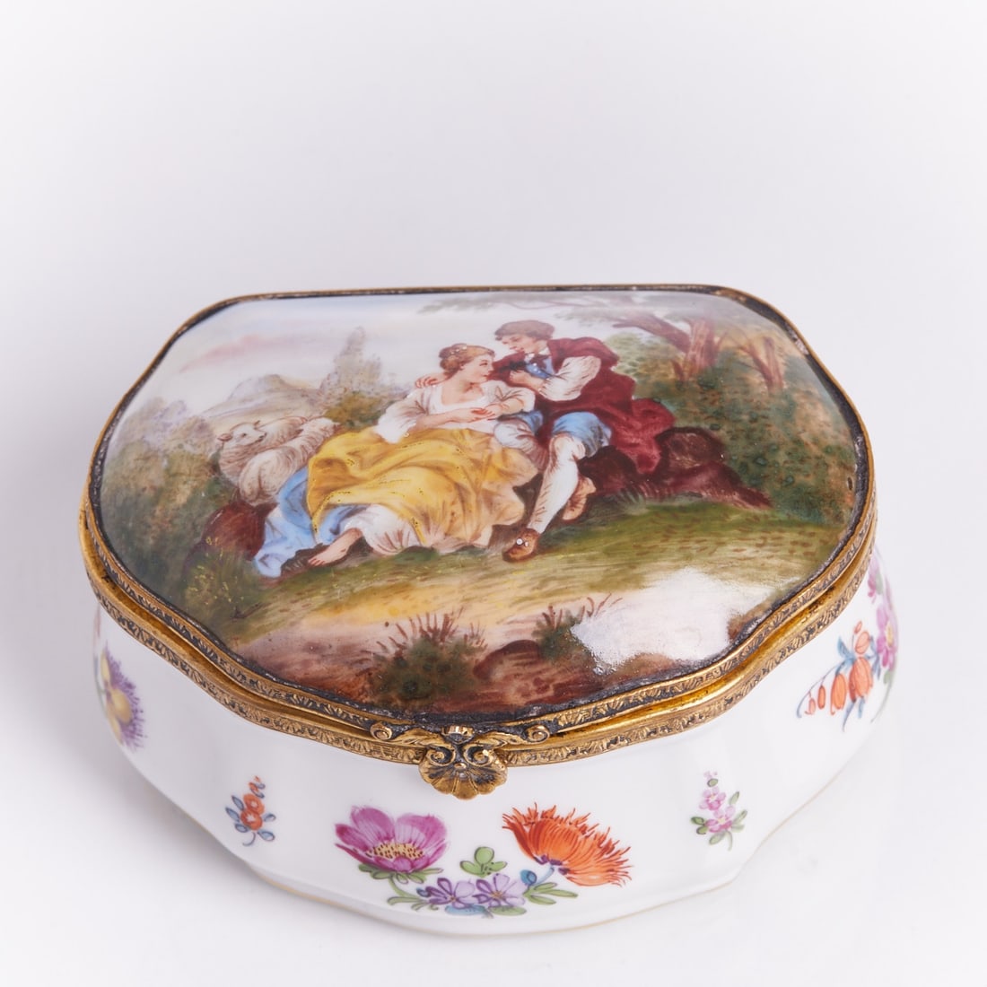 Snuff box with pastoral scenes, Royal Porcelain Manufactory (KPM), Berlin circa 1880 (1 of 4)