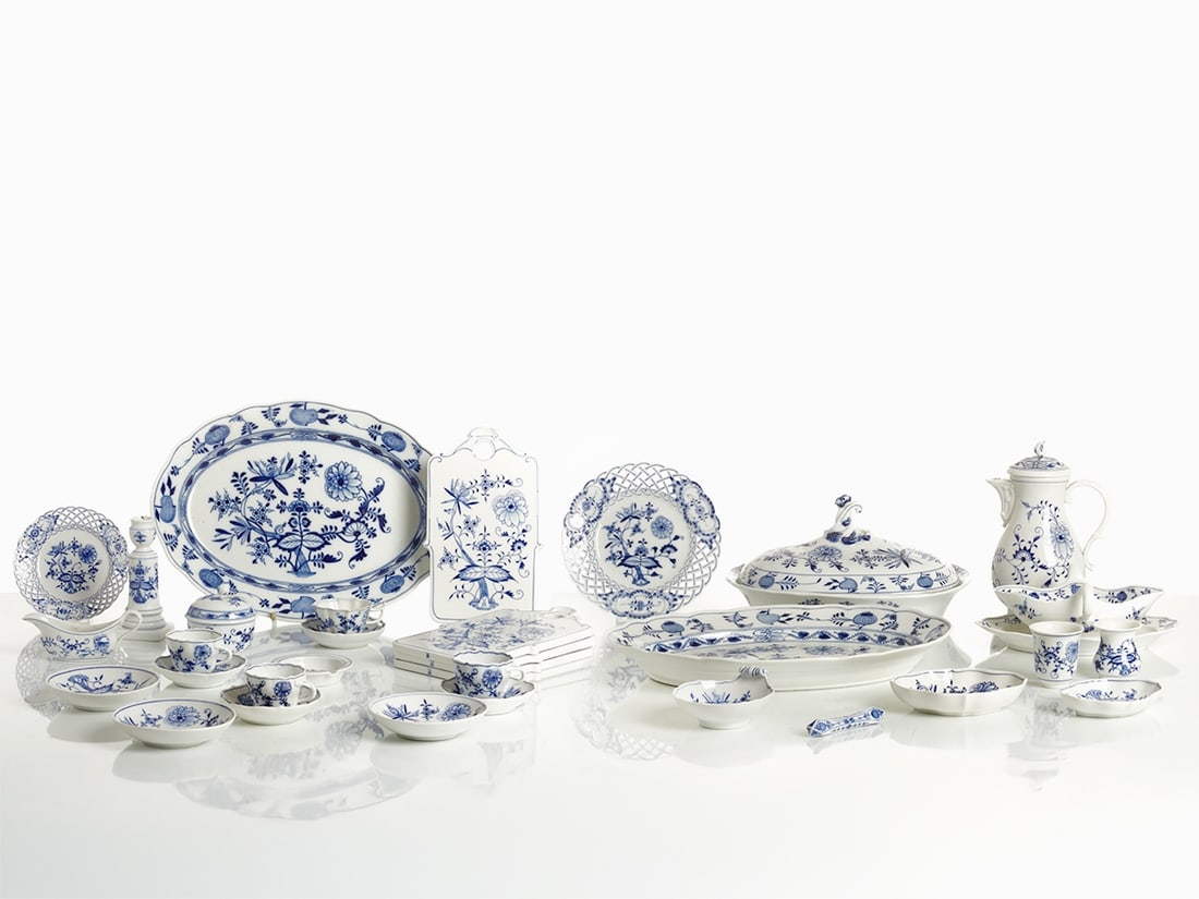 32-piece dinner service and table decoration - Blue Onion pattern, Meissen 1850-1924 and 1934-after (1 of 1)